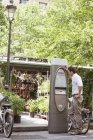 Mann schaut auf Karte im Fahrkartenautomaten, paris, ile-de-france, france — Stockfoto