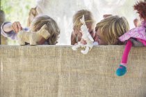 Kinder spielen mit Spielzeug im Baumhaus — Stockfoto
