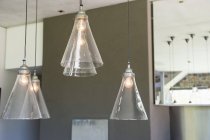 Lámparas eléctricas iluminadas en apartamento moderno - foto de stock