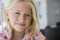 Nahaufnahme eines kleinen blonden Mädchens, das lächelt — Stockfoto