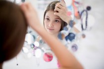 Mädchen blickt in Spiegel — Stockfoto