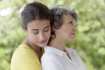 Nahaufnahme einer liebevollen jungen Frau, die ihre Mutter umarmt — Stockfoto