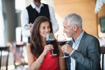 Пара насолоджується червоним вином в ресторані — стокове фото