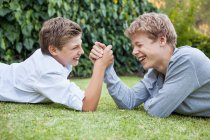 Двоє хлопчиків воюють на траві — стокове фото