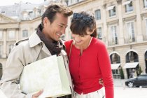 Smiling  couple walking on street with shopping bag, Paris, Ile-de-France, France — Stock Photo