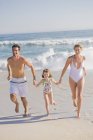 Família desfrutando de férias na praia arenosa — Fotografia de Stock