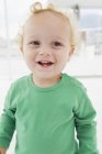 Primo piano di carino bambino sorridente su sfondo sfocato — Foto stock