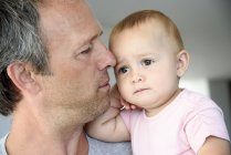 Close-up de maduro segurando pequena filha — Fotografia de Stock