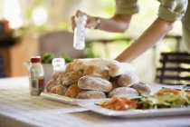 Pan y ensalada servidos en la mesa, enfoque selectivo - foto de stock