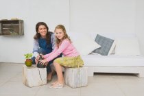 Mulher e sua filha com argamassa e pilão — Fotografia de Stock