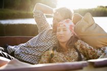 Розслаблена молода пара відпочиває у човні — стокове фото