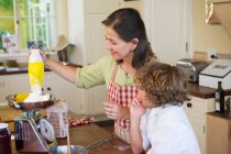 Бабуся і маленький хлопчик готують їжу на кухні — стокове фото