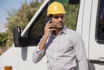 Чоловічий інженер говорити на мобільний телефон перед Ван — стокове фото