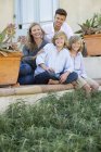 Retrato de família feliz se divertindo no quintal — Fotografia de Stock