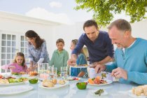 Семья завтракает за обеденным столом — стоковое фото