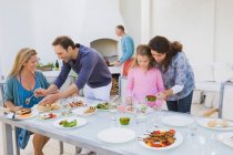 Familie frühstückt am Esstisch — Stockfoto