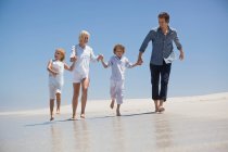 Famille jouissant sur la plage — Photo de stock