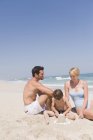 Famille faisant château de sable sur la plage — Photo de stock