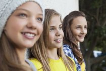 Nahaufnahme von drei Mädchen im Teenageralter, die nach draußen starren — Stockfoto
