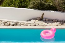 Aufblasbarer Ring schwimmt auf Wasser im Pool — Stockfoto