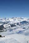 Francia, Alpes, pista de esquí cubierta de nieve en Courchevel - foto de stock