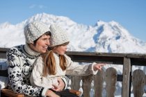 Мать и дочь на балконе горнолыжного курорта — стоковое фото