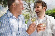 Два друзі п'ють біле вино — стокове фото
