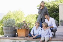 Портрет счастливой семьи, развлекающейся на заднем дворе — стоковое фото