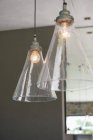 Lámparas eléctricas iluminadas en apartamento moderno - foto de stock