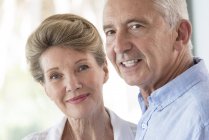 Porträt eines eleganten, glücklichen Senioren-Paares — Stockfoto