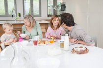Família em uma mesa de café da manhã — Fotografia de Stock