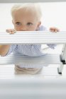 Carino biondo bambino ragazzo in piedi su passo scala — Foto stock