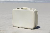 Крупный план чемодана на пляже, избирательный фокус — стоковое фото