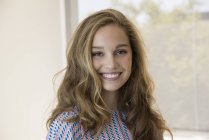 Retrato de una adolescente sonriente mirando a la cámara - foto de stock