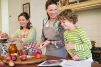 Сім'я багатьох поколінь готує їжу разом на кухні — стокове фото