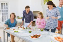 Семья завтракает за обеденным столом — стоковое фото