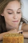 Teenager-Mädchen streckt beim Anblick von Kuchen die Zunge heraus — Stockfoto