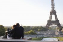 Casal sentado junto com a Torre Eiffel no fundo, Jardins du Trocadero, Paris, Ile-de-France, França — Fotografia de Stock