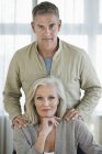 Porträt eines selbstbewussten Senioren-Paares, das zu Hause posiert — Stockfoto