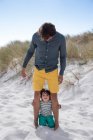 Щасливий батько і син насолоджуються на пляжі — стокове фото