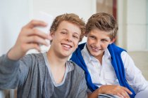 Zwei Teenager fotografieren sich mit dem Handy — Stockfoto
