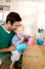 Vater und Sohn spielen in Küche — Stockfoto