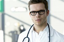 Portrait de médecin masculin avec un stéthoscope autour du cou — Photo de stock