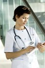 Женщина-врач читает медицинские карты в больнице — стоковое фото