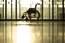 Silla de ruedas en el pasillo del hospital - foto de stock