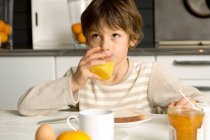 Мальчик завтракает дома — стоковое фото