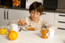 Ragazzo che fa colazione a casa — Foto stock