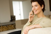 Середня доросла жінка розмовляє на мобільному телефоні — стокове фото