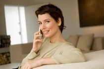 Porträt einer erwachsenen Frau mittleren Alters, die auf einem Mobiltelefon spricht — Stockfoto