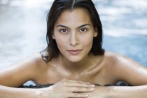 Retrato de mulher sensual inclinada à beira da piscina — Fotografia de Stock